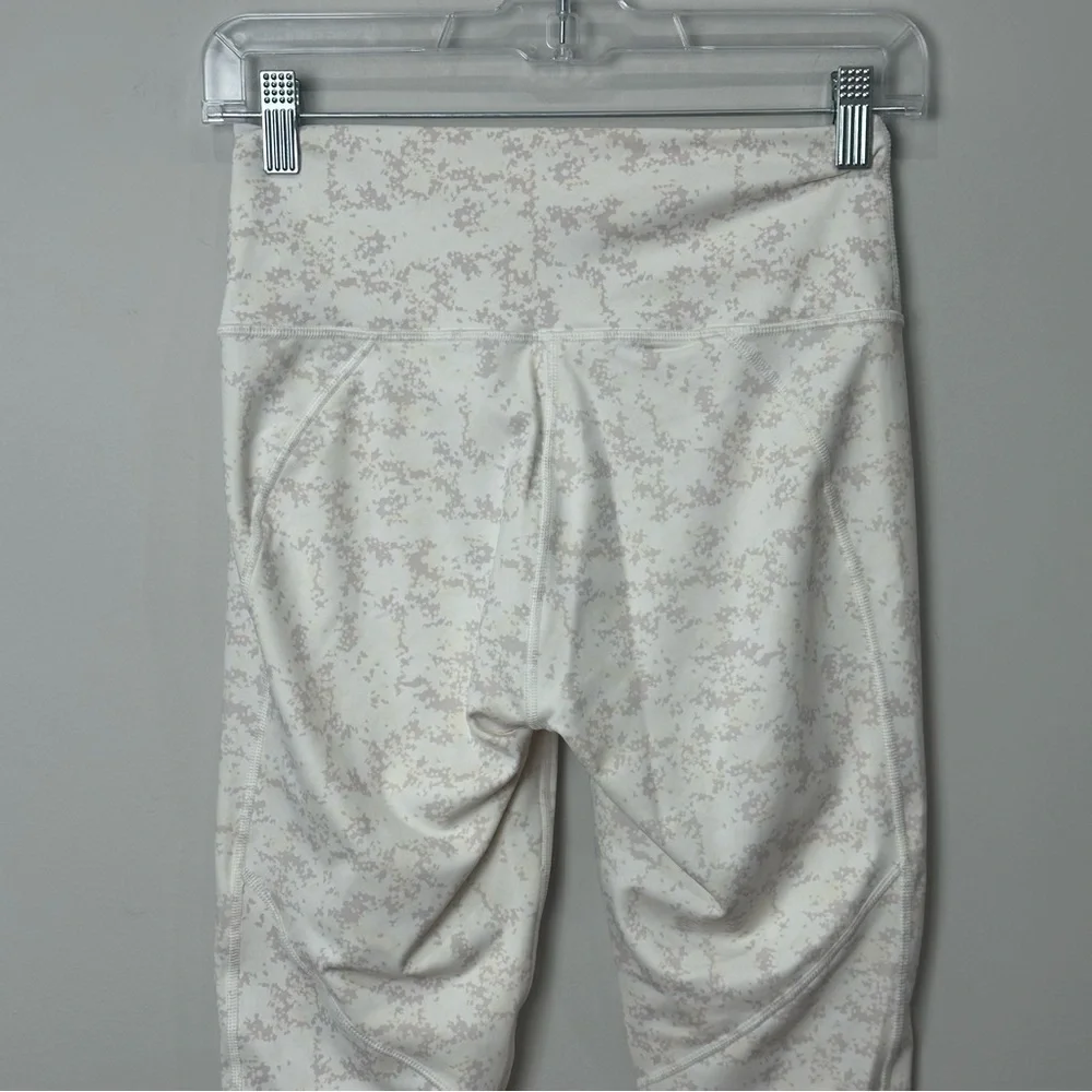 Fabletics Define High Waisted 7/8 leggings white camo